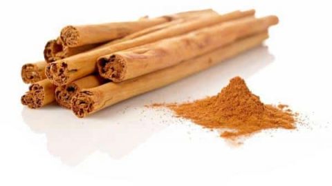 مقشر العسل والقرفة لترطيب البشرة