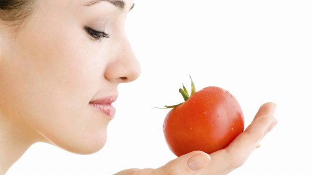 قناع العسل والطماطم لتفتيح البشرة