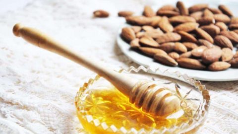 لملمس ناعم جربي قناع العسل واللوز