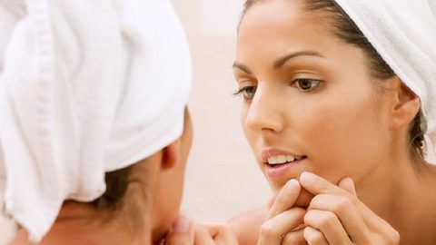 10 عادات تظهرك بشكل سيء.. اكتشفيها