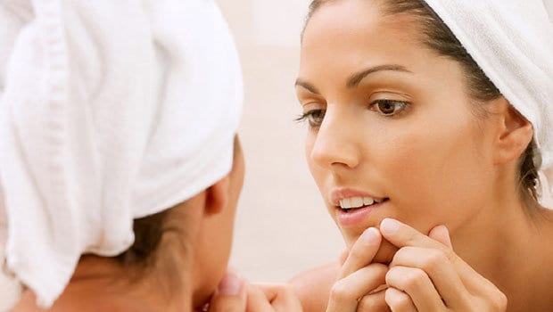 10 عادات تظهرك بشكل سيء.. اكتشفيها