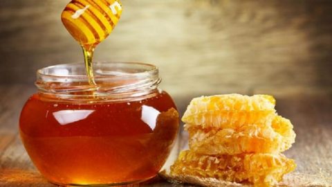 فوائد العسل لنمو الشعر وتغذيته