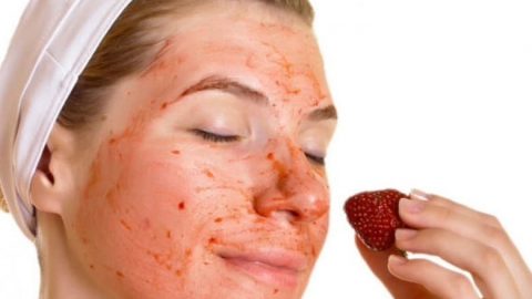 الفراولة والليمون لتنقية وتجديد جمال البشرة