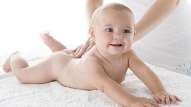 كيفية العناية ببشرة طفلك بمواد طبيعية