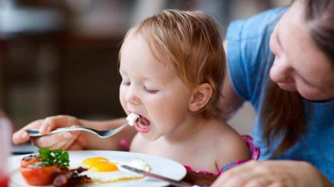 تعرفي على كيفية فطام الطفل بالتدريج وبسهولة