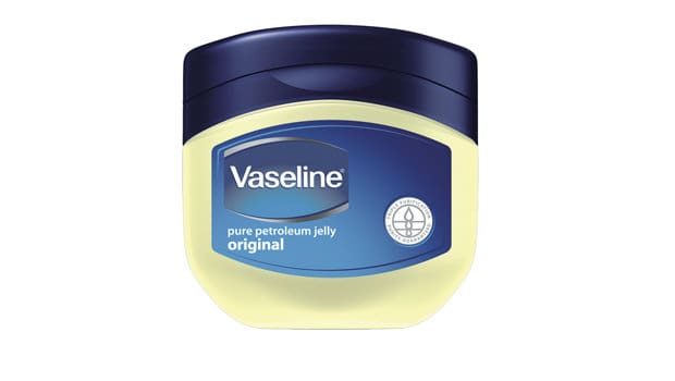 تعرفي على فوائد الفازلين للبشرة الجافة