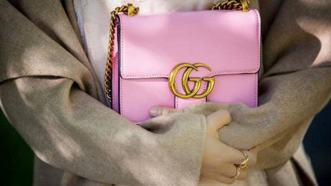 إكسسوارات باللون الوردي لإطلالة صيفية أنيقة