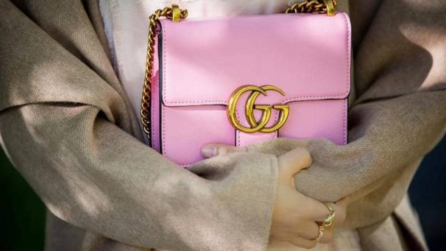 إكسسوارات باللون الوردي لإطلالة صيفية أنيقة