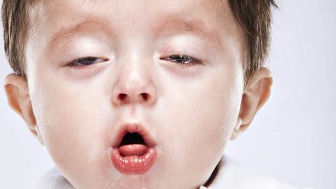 كيف تكتشفين إصابة طفلك بالسعال الديكي؟