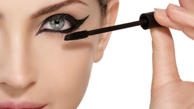 للمبتدئات: نصائح فعالة لرسم الآيلاينر المجنح