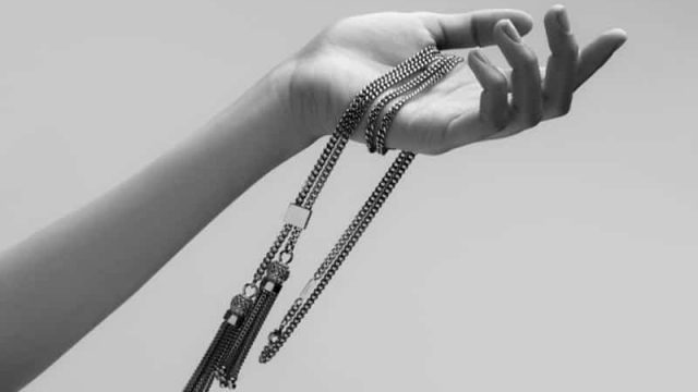 القلادات الطويلة أبرز الإكسسوارات لهذا الربيع