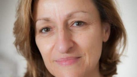 كيف تحمين نفسك من تجاعيد العينين وكيف تخففينها