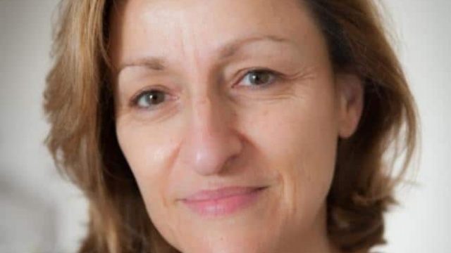 كيف تحمين نفسك من تجاعيد العينين وكيف تخففينها