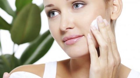 ترطيب البشرة بين الصواب والخطأ