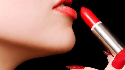 3 طرق بسيطة تخلصك من أحمر الشفاه القوي بنجاح