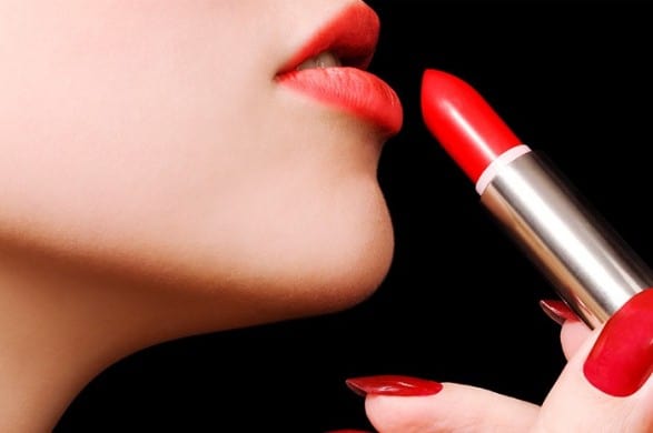 3 طرق بسيطة تخلصك من أحمر الشفاه القوي بنجاح