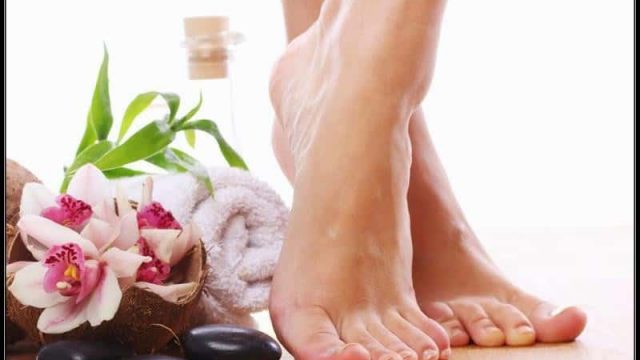 عالجي تشقق الكعبين بهذه الوصفات الطبيعية