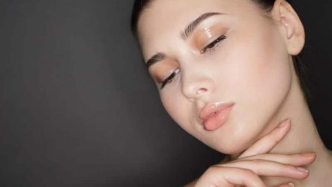 طريقة تطبيق الماكياج الغلوسي بالخطوات