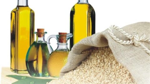 احصلي على بشرة ناعمة مع خلطات زيت السمسم