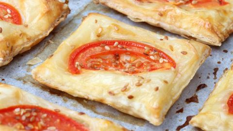 أعدي فطائر الجبن والطماطم لضيوفك