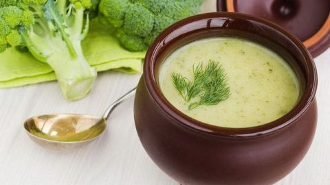 مكونات بسيطة لتجهيز شوربة البروكلي اللذيذة