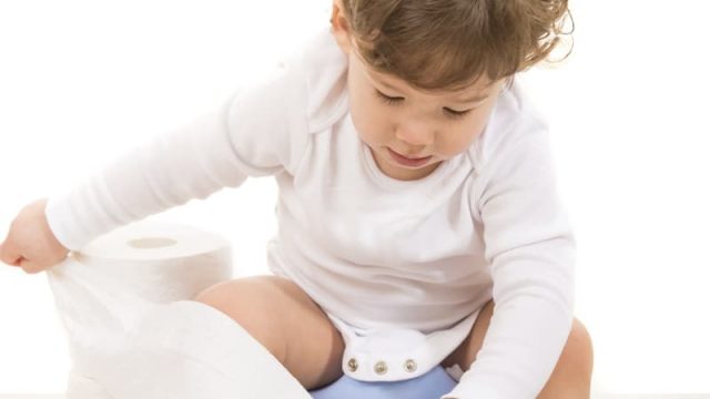 أغذية تساعد طفلك في التخلص من الإمساك