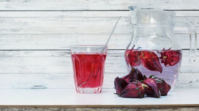 شاي الكركديه اللذيذ