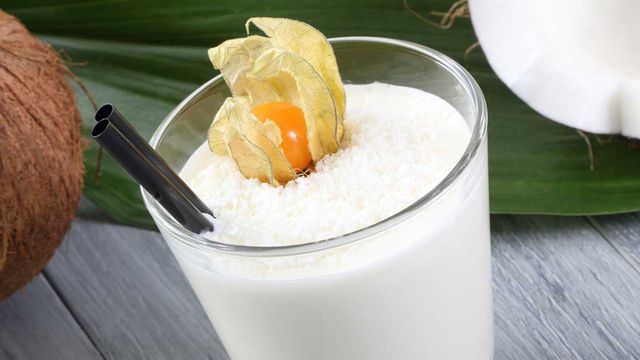 4 مكونات فقط لتجهيز عصير جوز الهند