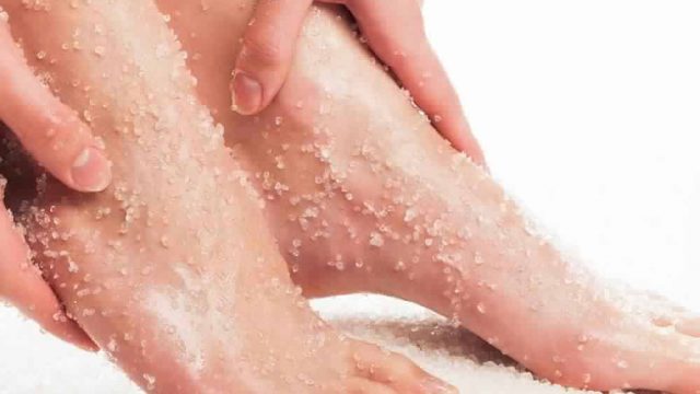 السكر والعسل لتقشير القدمين