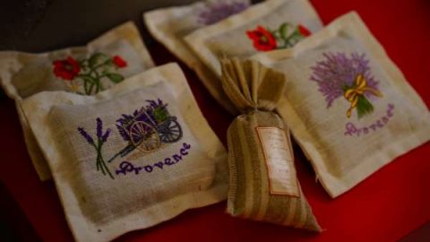 6 طرق للتخلص من الروائح الكريهة في الملابس