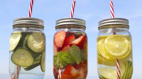 أضيفي هذه الأشياء المفيدة إلى كوب الماء