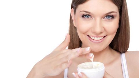 تعرفي على طريقة صنع كريم بروتينات الحليب لتفتيح البشرة