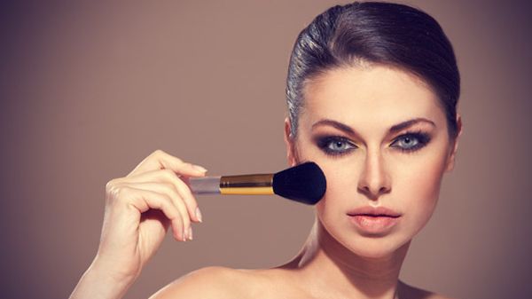 استخدمي هذه الحيل التجميلية للتخلص من آثار الزكام على البشرة