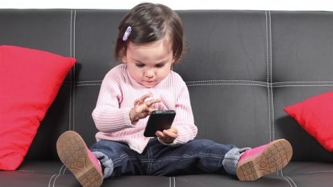 احذري مخاطر استخدام الهاتف المحمول على طفلك