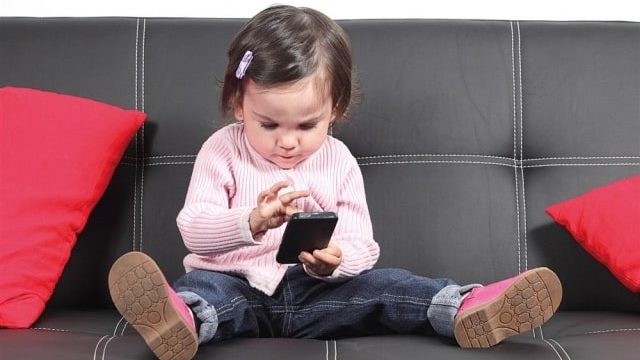 احذري مخاطر استخدام الهاتف المحمول على طفلك