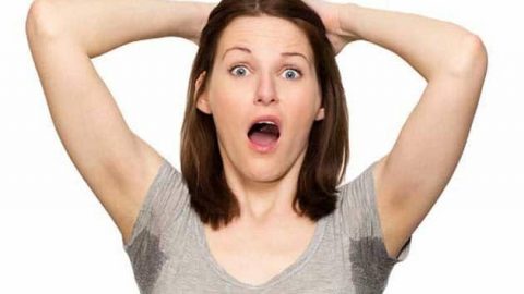 كيف تزيلين بقع العرق من الملابس؟