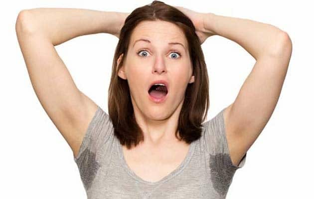 كيف تزيلين بقع العرق من الملابس؟