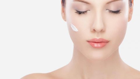 كيف تحصلين على بشرة نقية وبيضاء من دون كيماويات؟