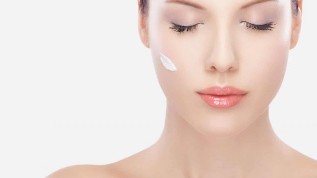 كيف تحصلين على بشرة نقية وبيضاء من دون كيماويات؟