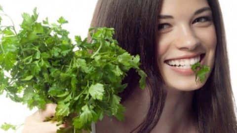 استخدمي وصفة البقدونس لتطويل شعرك بشكل آمن و سريع