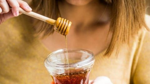 تعرفي على فوائد العسل على شعرك