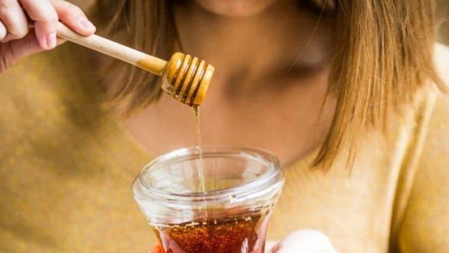 تعرفي على فوائد العسل على شعرك