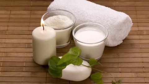 كيف تستخدمين ملح الحليب للحصول على بشرة فاتحة ونضرة؟