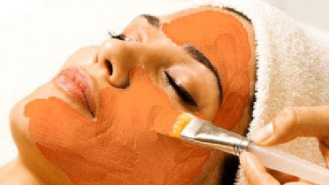 قناع الحمص والكركم لشعر وجه أشقر