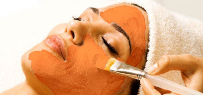 قناع الحمص والكركم لشعر وجه أشقر