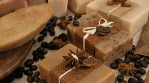 حضري بنفسك صابونة الكاكاو والبن لتفتيح البشرة وتقشيرها