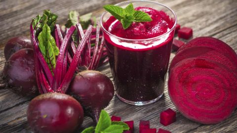 تخلصي من مشكلة تساقط الشعر خلال شهر واحد عبر وصفة البنجر