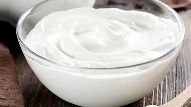 كيف يساعدك الزبادي على التخلص من مشكلات الشعر اليومية؟