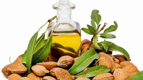 استخدمي خلطة زيوت اللوز وفيتامين E لمنح جسمك ملمسا ناعما كالحرير