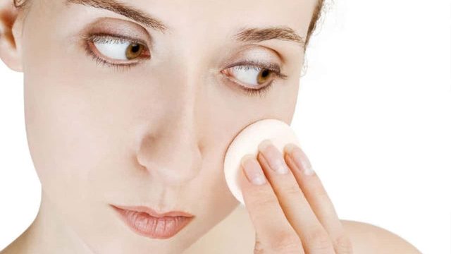 كيف تصلحين كريم الأساس الداكن ليتناسب مع بشرتك؟